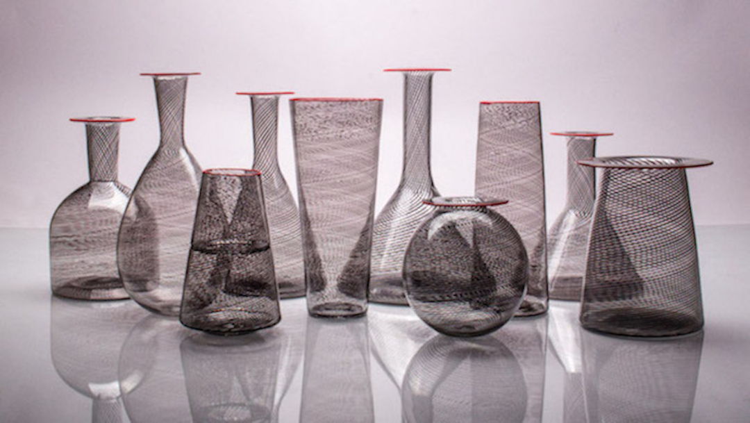 black cane fillirana with red lip