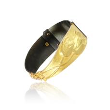 Two intertwining tulips on the front of the cuff bracelet is sculpted in gold.