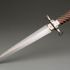 Medieval quillon dagger in extremely complex damascus  with fluted handle and twisted silver wire inlay.