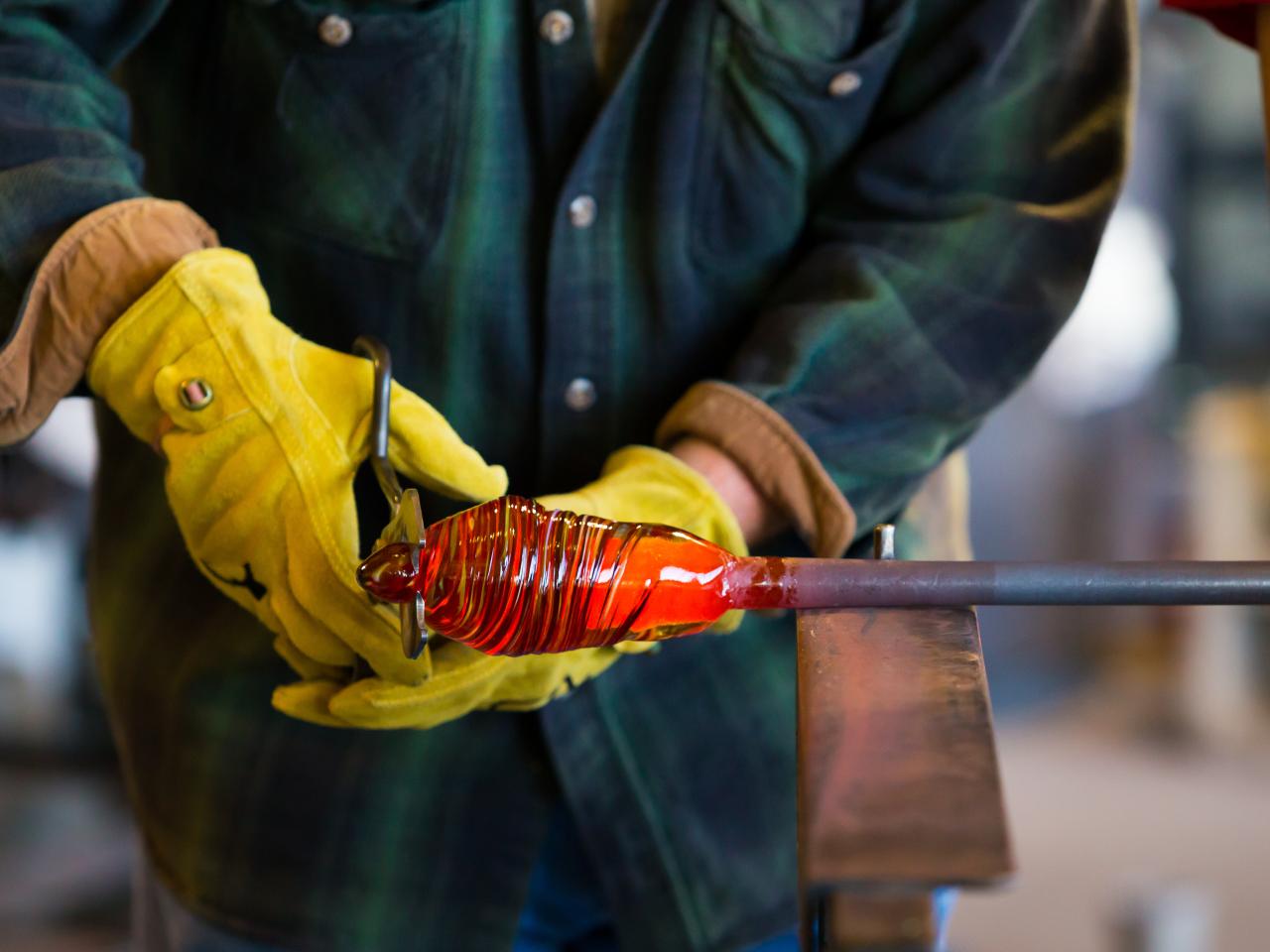 hands_glass blowing